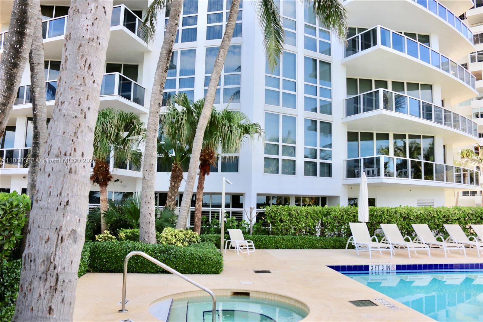 Pool & Jacuzzi