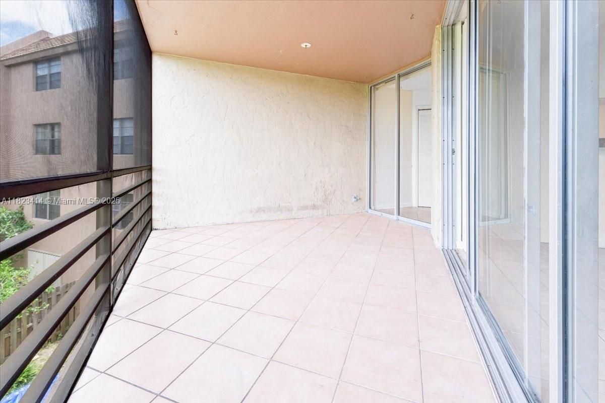 screened balcony unfurnished2